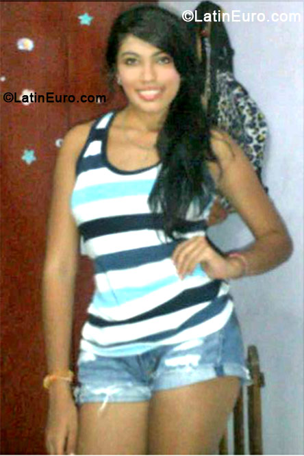 Date this attractive Colombia girl Andrea from Barranquilla CO10593