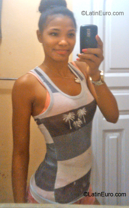 Date this athletic Dominican Republic girl Kiara from Santo Domingo DO11713