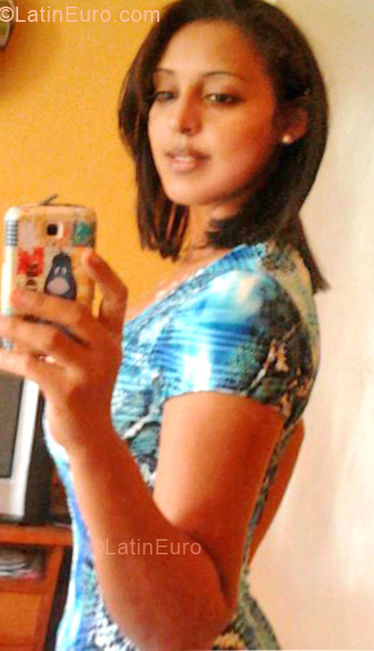 Date this nice looking Colombia girl Julieth from Cartagena CO11488