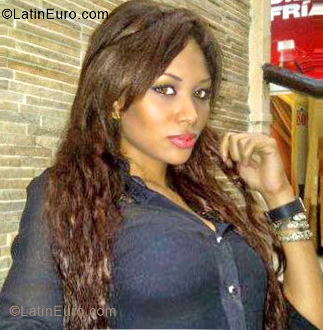 Date this gorgeous Dominican Republic girl Indira from Santo Domingo DO12971