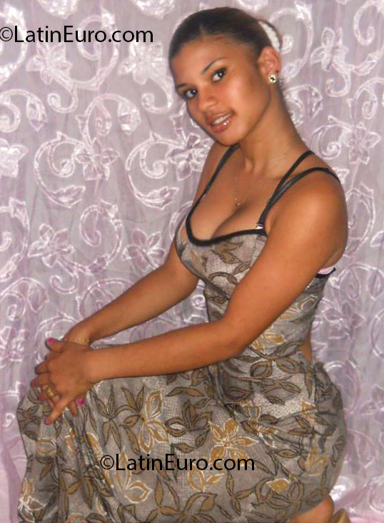 Date this delightful Dominican Republic girl Isaura from Bonao DO14503