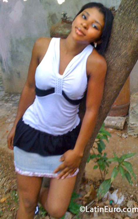 Date this hot Haiti girl Nelta from Cape Haitian HT42