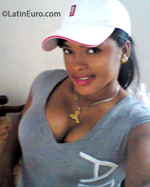 Date this foxy Dominican Republic girl Cheril from Santo Domingo DO16217