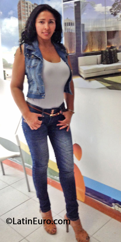 Date this good-looking Colombia girl Deisy from Medellin CO13517