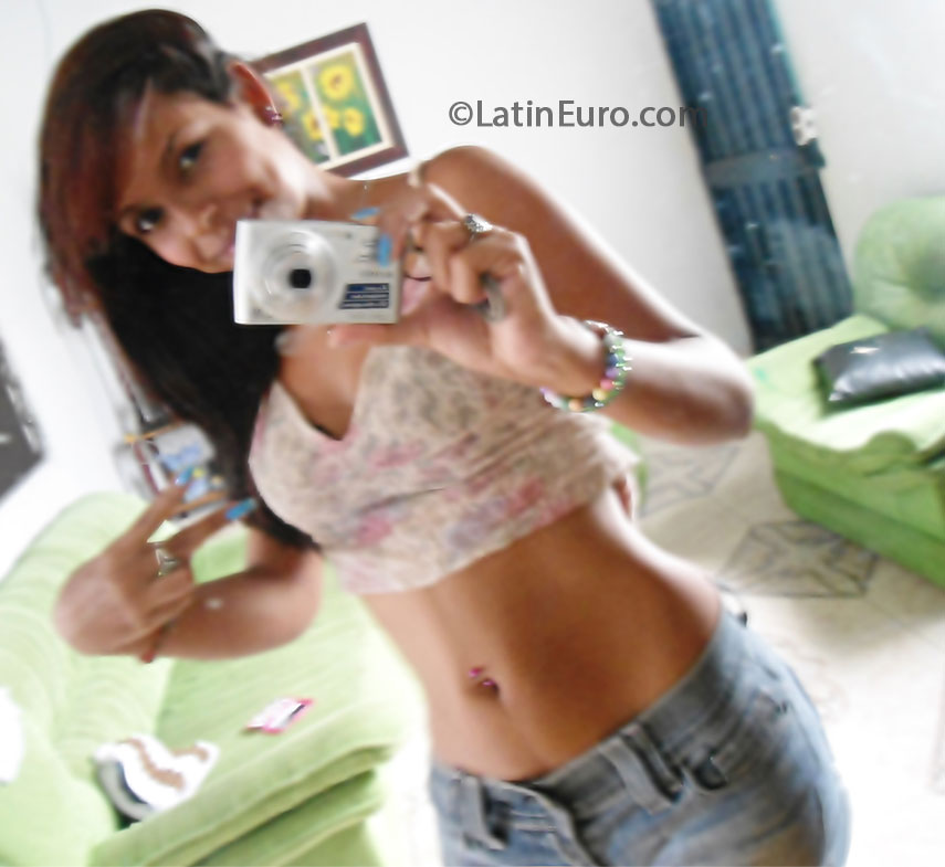 Date this young Colombia girl Lina from Cali CO13771