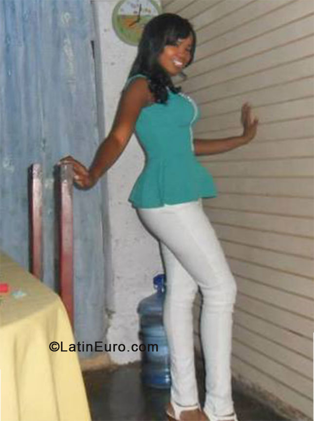 Date this delightful Dominican Republic girl Claudia from Santo Domingo DO17658