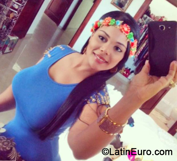 Date this passionate Dominican Republic girl Flori from Santo Domingo DO17801