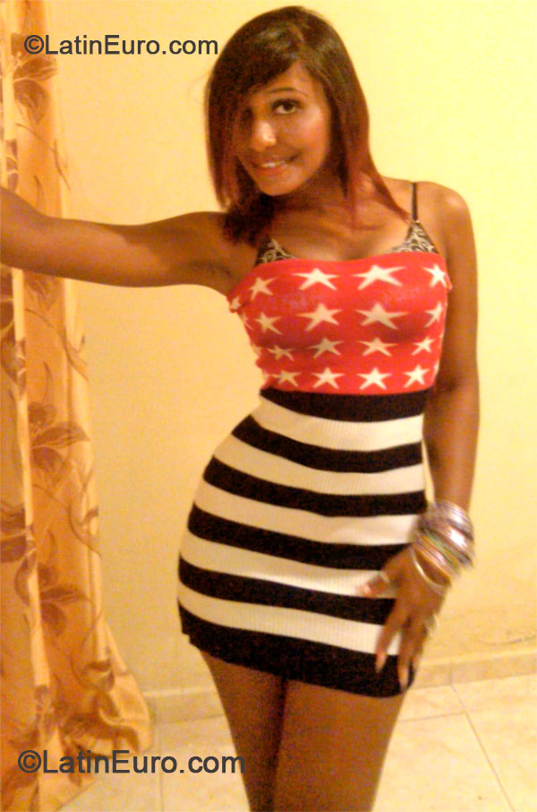 Date this sultry Dominican Republic girl Alba from Santo Domingo DO18010