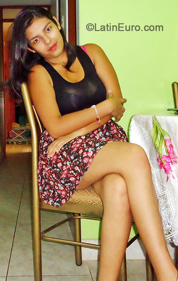 Date this happy Peru girl Lourdes from Lambayeque, PE892