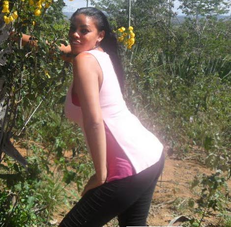 Date this nice looking Brazil girl Elisangela from Salvador BR8537