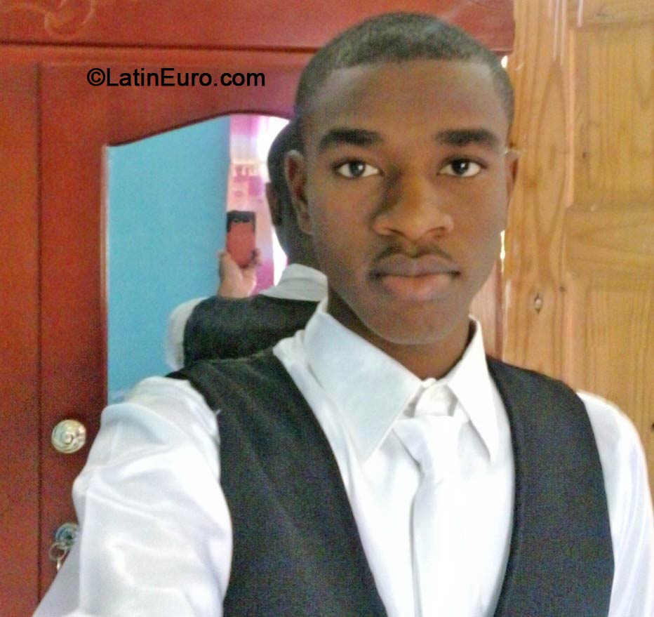 Date this georgeous Jamaica man Michael from Kingston JM1530