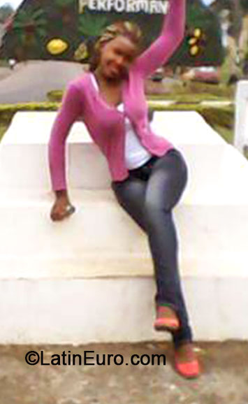 Date this attractive Cameroon girl Francine from Yaounde CM197