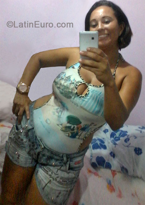 Date this athletic Brazil girl Flavia from Rio De Janeiro BR8746