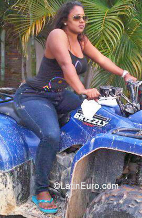 Date this stunning Dominican Republic girl Isaura from Santo Domingo DO19276