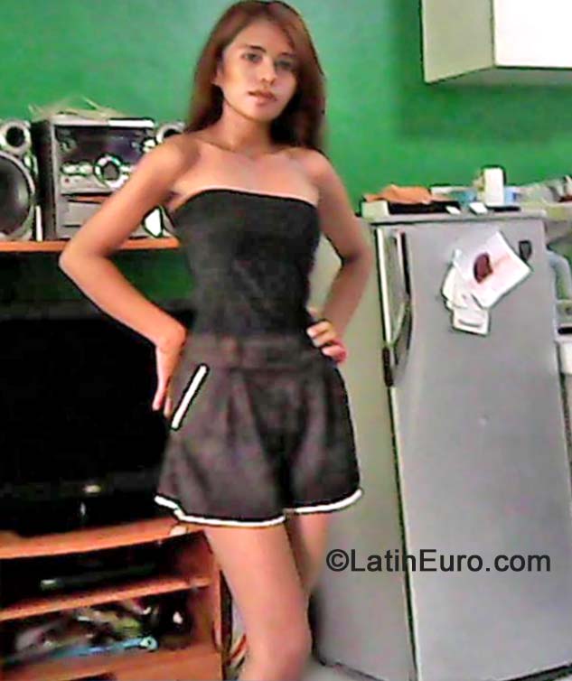 Date this nice looking Philippines girl Lerhinia from Manila PH668