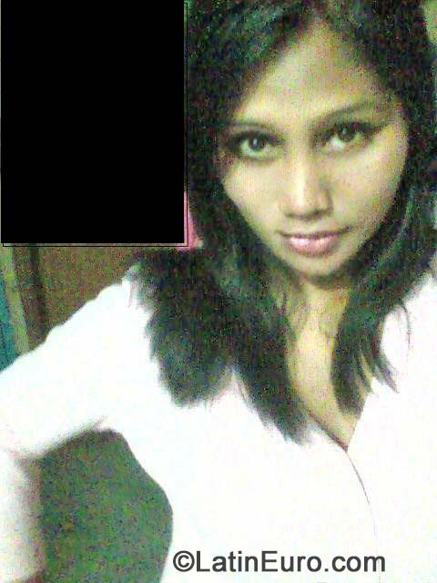 Date this sultry Philippines girl Noemi from Manila PH669