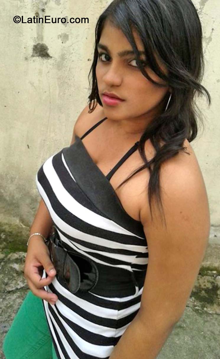 Date this sultry Dominican Republic girl Hermes from La Vega DO19827