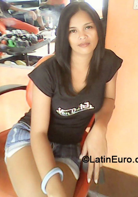 Date this attractive Philippines girl Andrea from Pasig City PH677