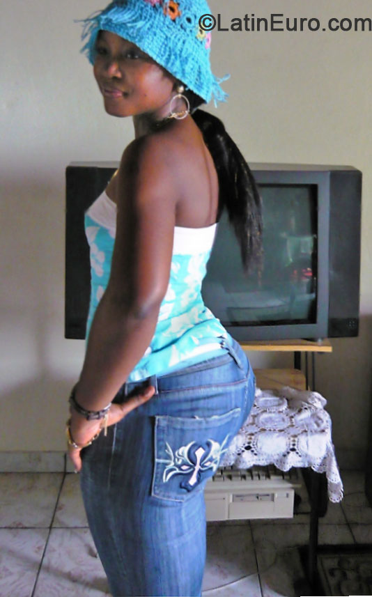 Date this passionate Cameroon girl Amour from Yaounde CM204