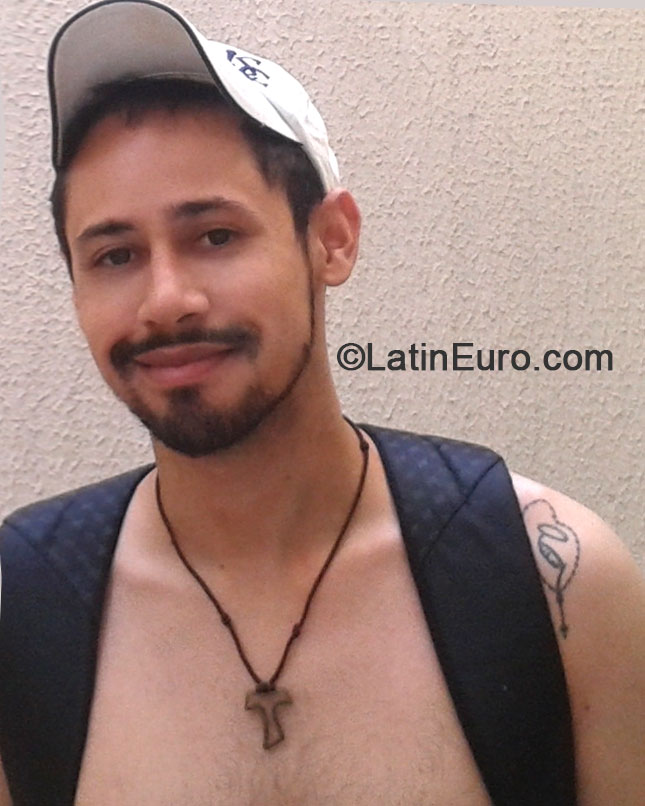 Date this gorgeous Brazil man Lucas from Uberlandia BR9056