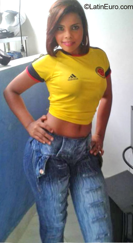 Date this happy Colombia girl Francy from Cali Valle CO16383