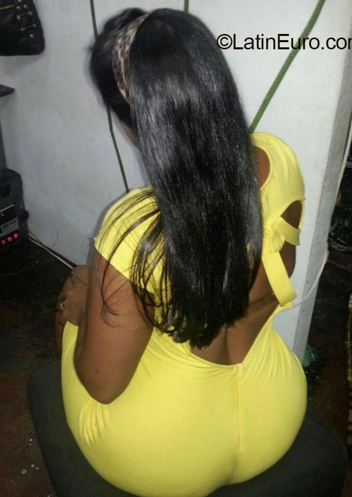 Date this hard body Dominican Republic girl Saura from Santo Domingo DO20372