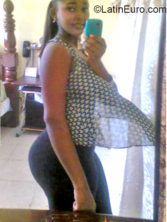 Date this athletic Dominican Republic girl Estefany from Santiago DO20734