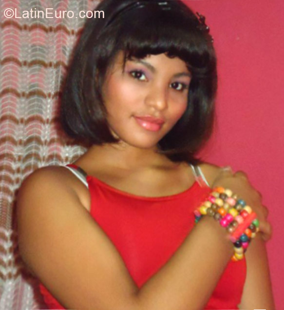 Date this beautiful Colombia girl Denise from Cartagena CO16782