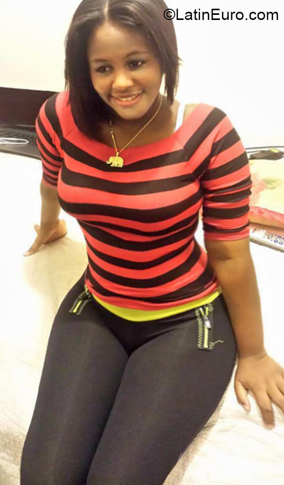 Date this happy Dominican Republic girl  from Santo Domingo DO21078