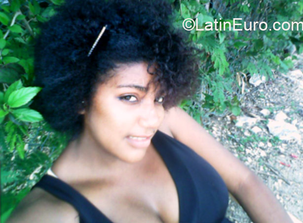 Date this beautiful Dominican Republic girl Yerbenia from Bavaro DO21087