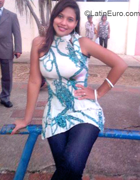 Date this happy Venezuela girl Isa from Barinas VE388