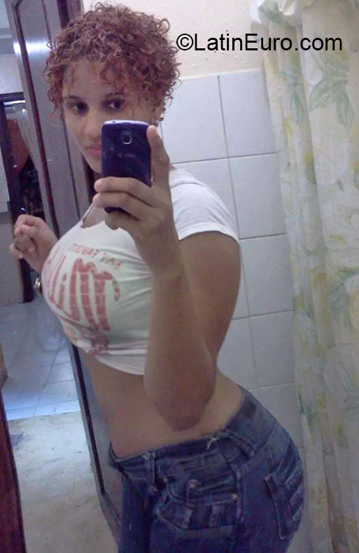 Date this athletic Dominican Republic girl Shalez from Santo Domingo DO21221