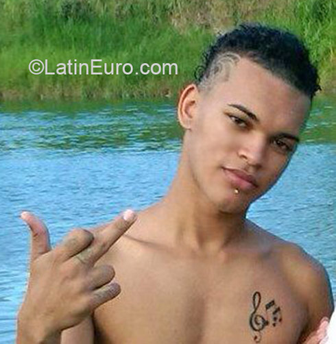 Date this pretty Dominican Republic man Maximo from Puerto Plata DO21352