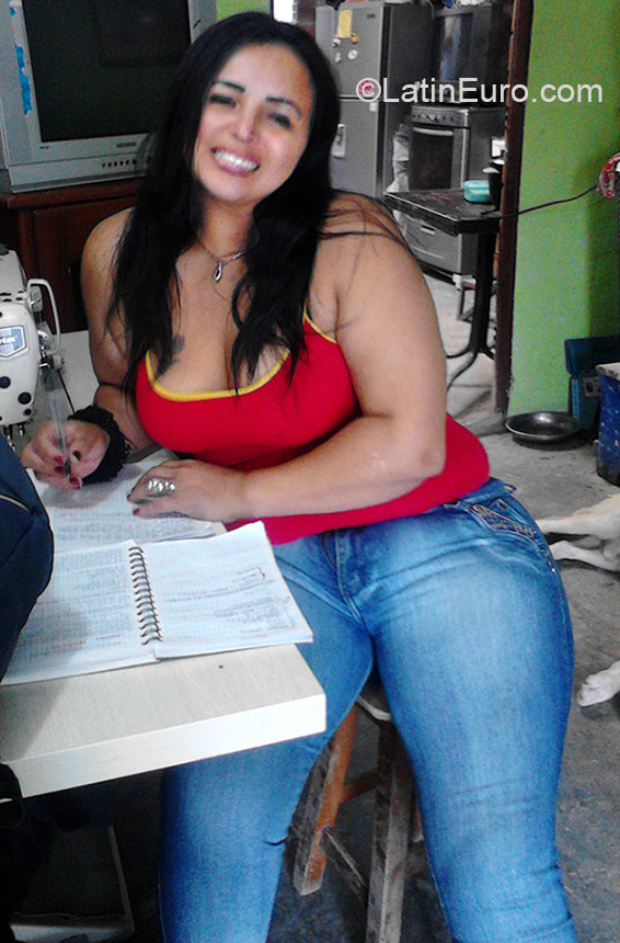Date this voluptuous Colombia girl Luz from Armenia CO17014