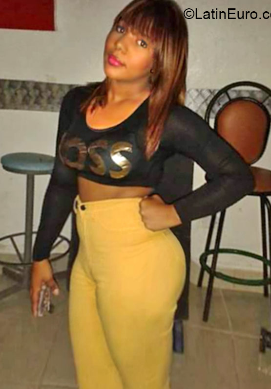 Date this sensual Dominican Republic girl Tharia from Santo Domingo DO21537