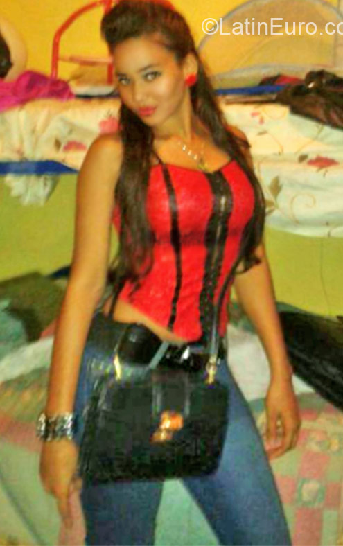 Date this sensual Dominican Republic girl Andreina from Santo Domingo DO21649