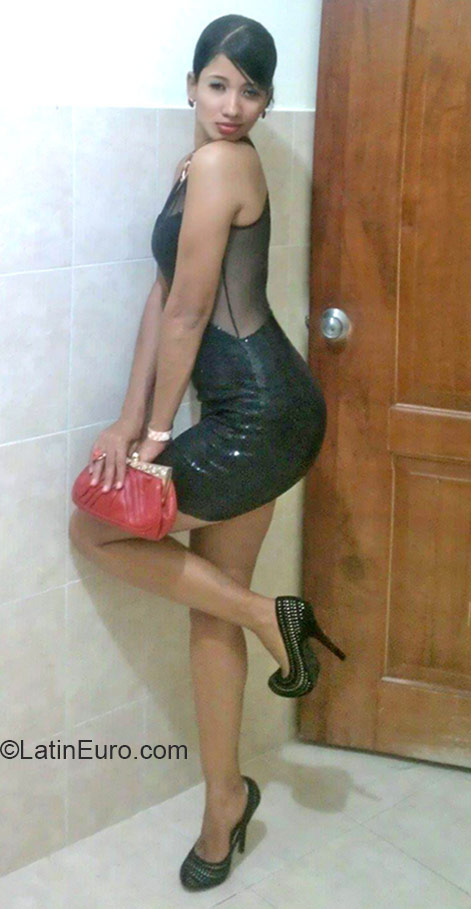 Date this stunning Dominican Republic girl Lorena from Santo Domingo DO21694
