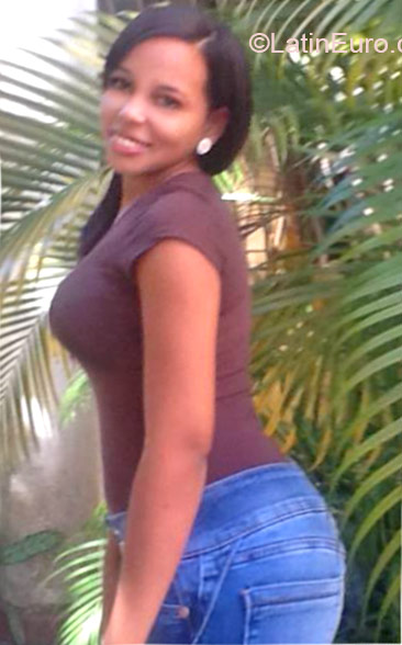Date this happy Dominican Republic girl Lucero from Santo Domingo DO21764