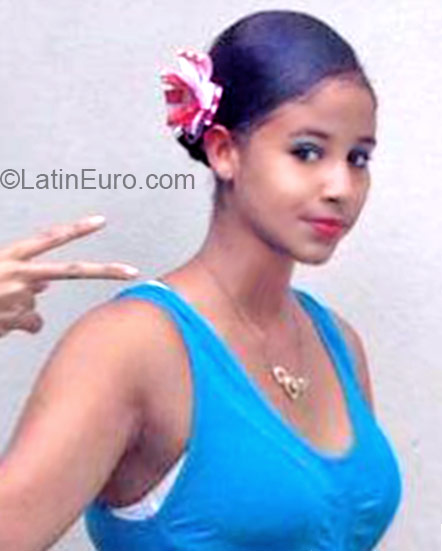 Date this fun Dominican Republic girl Angelica from Santo Domingo DO21805