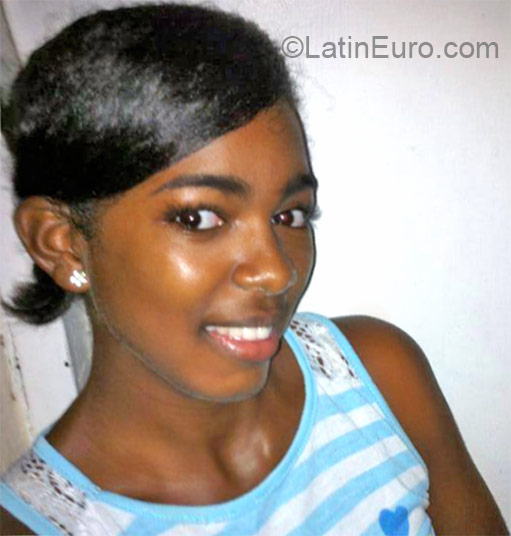 Date this pretty Dominican Republic girl Ambiar from Santo Domingo DO21938