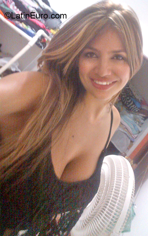 Date this sultry Colombia girl Sofia from Barranquilla CO17472