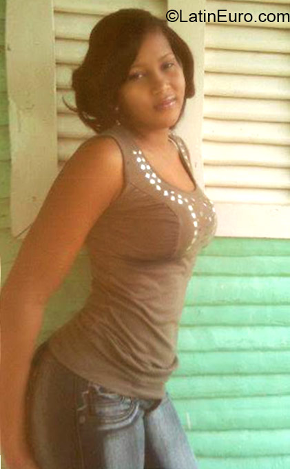 Date this athletic Dominican Republic girl Sandra from Santo Domingo DO22267