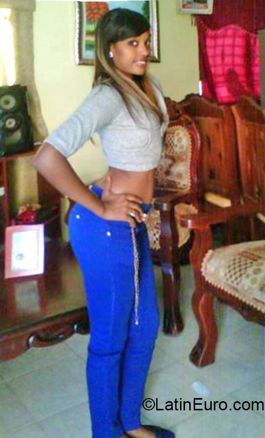 Date this beautiful Dominican Republic girl JAZMIL from Santo Domingo DO22332