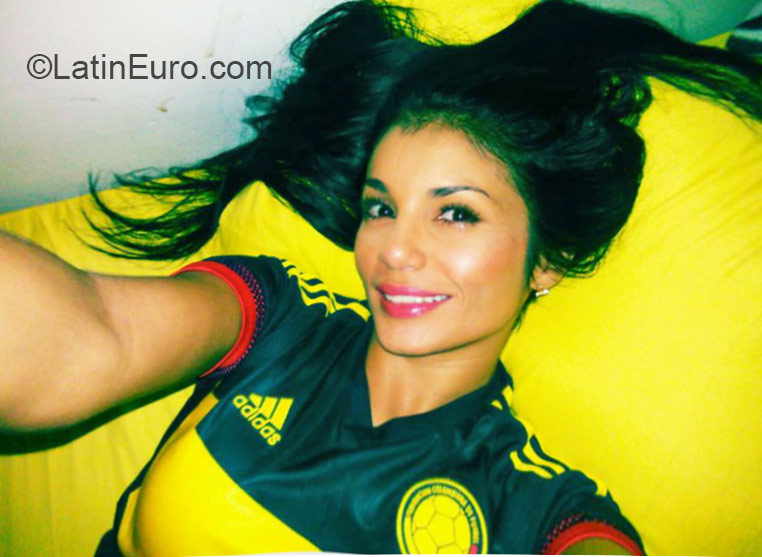 Date this voluptuous Colombia girl Xiomara from Medellin CO17513