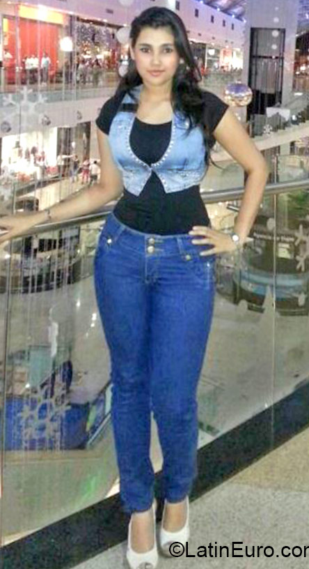 Date this gorgeous Colombia girl Nata from Bucaramanga CO17535