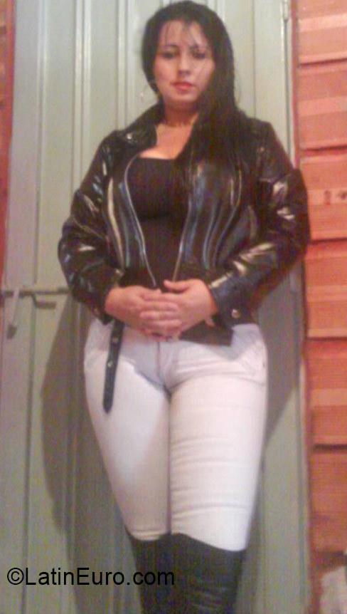 Date this charming Colombia girl Lina from Bogota CO17586