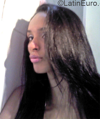 Date this gorgeous Brazil girl Suellen from Rio De Janeiro BR9362