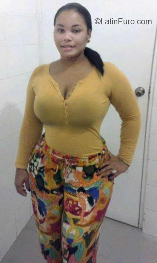 Date this voluptuous Dominican Republic girl Massiel from Santo Domingo DO22462
