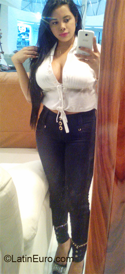 Date this happy Colombia girl Valeria from Pereira CO17620