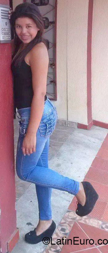 Date this attractive Colombia girl Karina from Bucaramanga CO17668